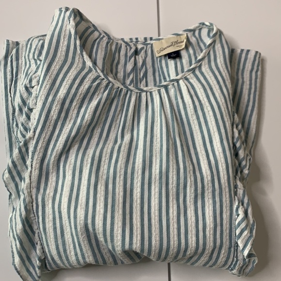 Universal Threads ruffle top - Picture 6 of 8